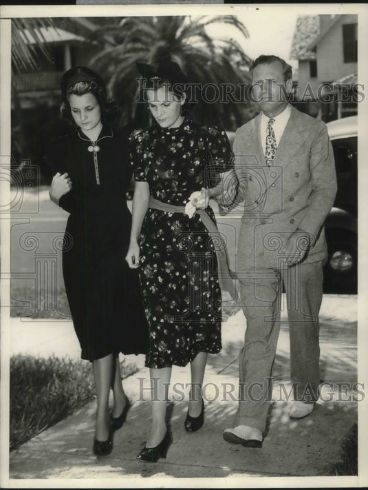1938 Press Photo Deceased Count of Covadonga with Miss Mildred Gaydon - Historic Images