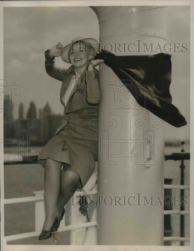 1940 Press Photo Francine Bosselaar Pretty Blonde Enjoys Breeze In New York City - Historic Images