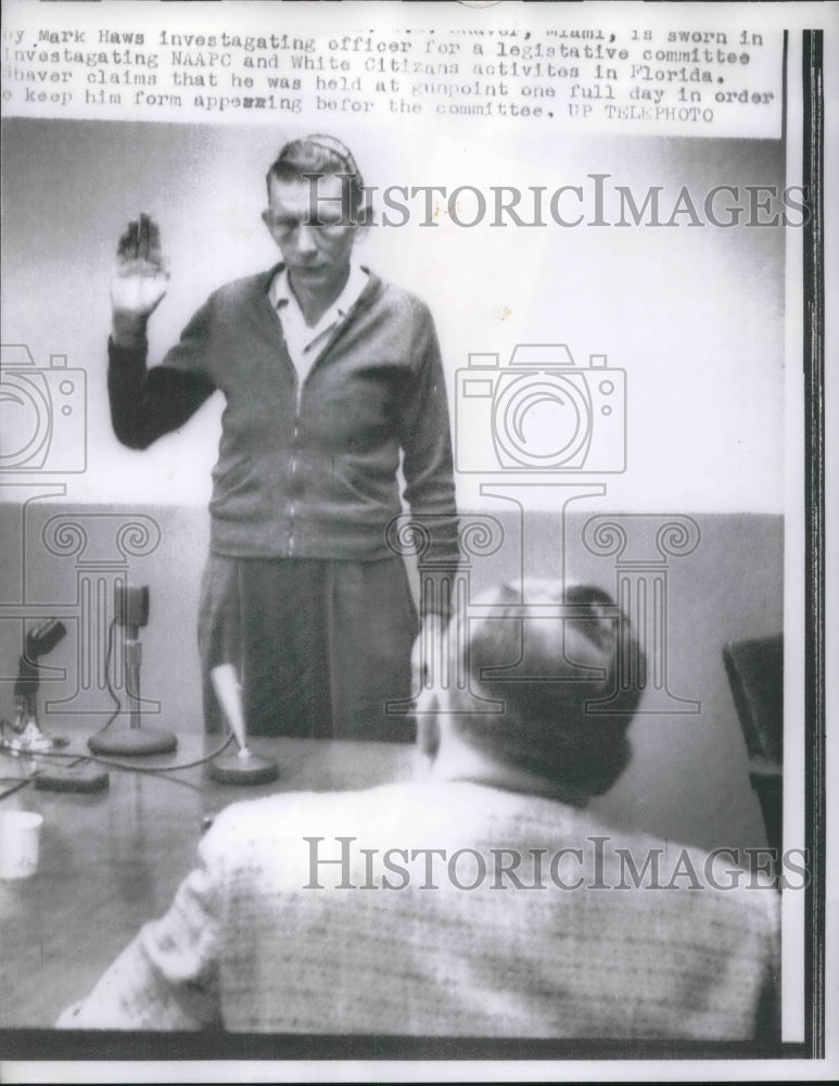 1957 Press Photo Mark Haws NAACP and WCC Investigator Swears In H.E. Shaver - Historic Images