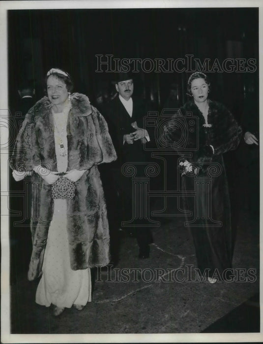 1933 Press Photo Mrs. Frank C. Henderson and Mr. & Mrs. Lawrence Thaw at Opera - Historic Images