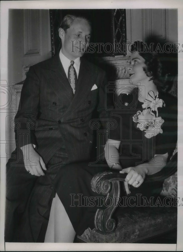 1941 Press Photo Daughter of Argentine Ambassador Espil With American Fiancee - Historic Images