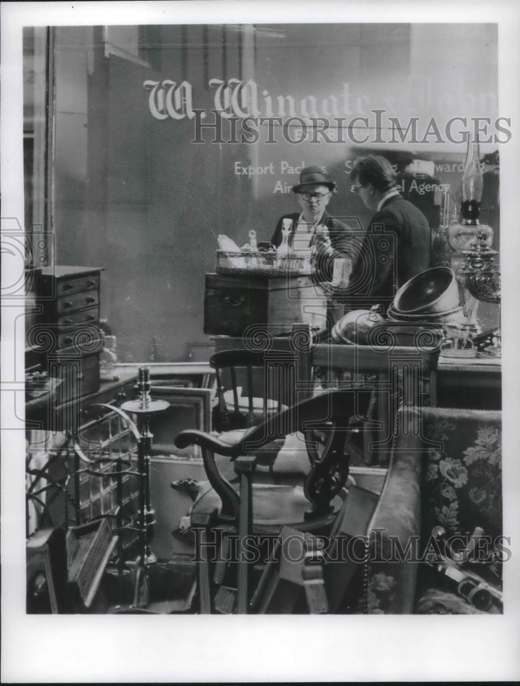 1963 Press Photo View of London Antique Shop - Historic Images