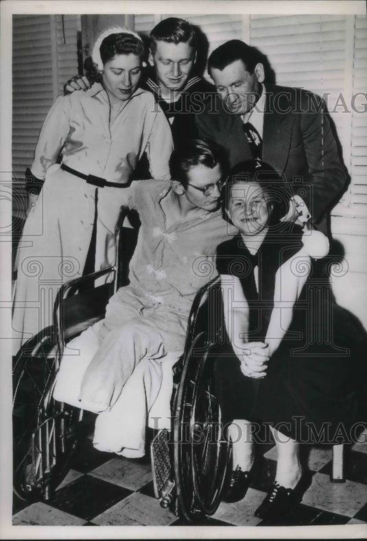 1953 Press Photo Red Moseley and Family - Historic Images