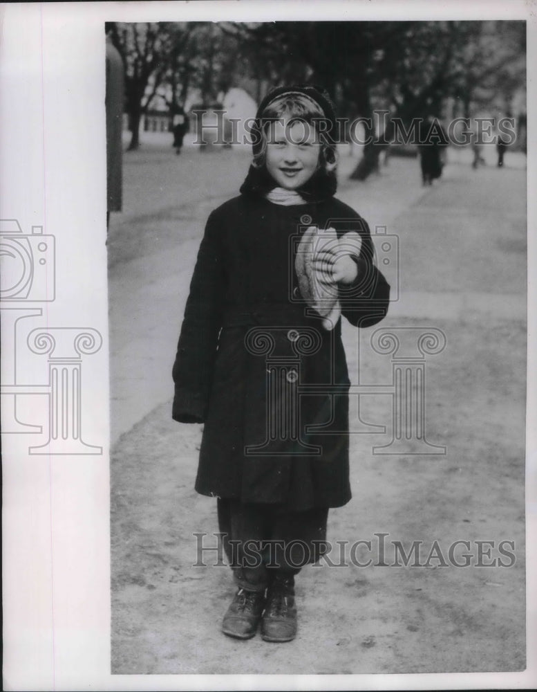 1953 Press Photo Russian girl poses American journalist Russia Blue Cathedral - Historic Images