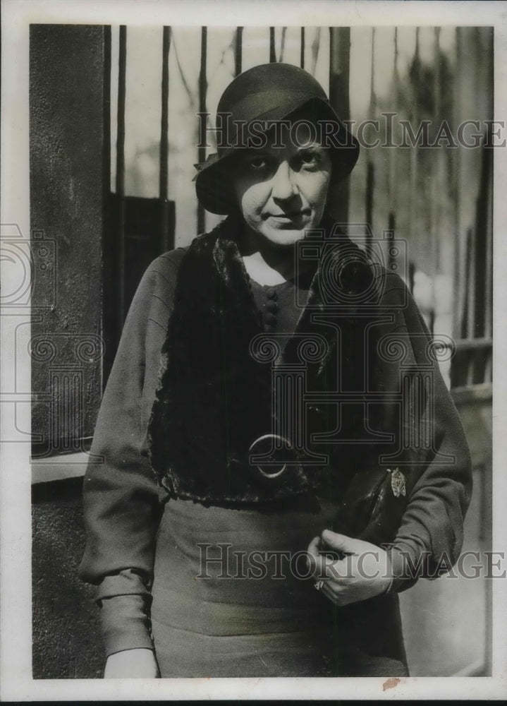 1933 Press Photo Ethel Coval rescued by French Police - Historic Images