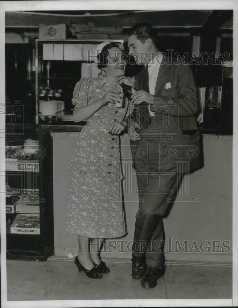 1938 Press Photo Juila DONAHUE, WOOLWORTH heiress divorces husband on the right - Historic Images