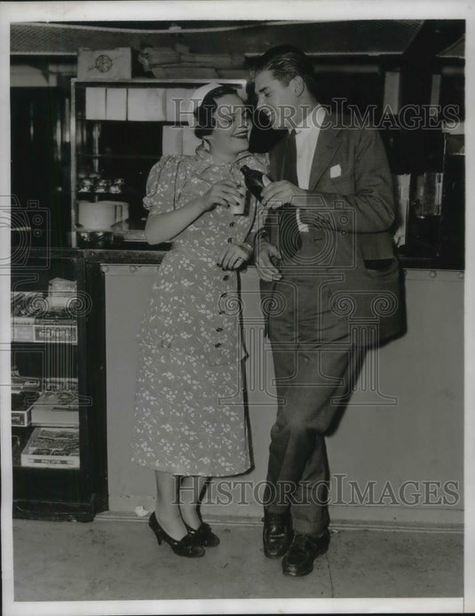 1938 Press Photo Juila DONAHUE, WOOLWORTH heiress divorces husband on the right - Historic Images