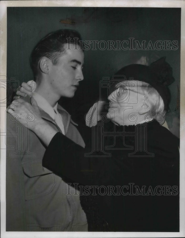 1952 Press Photo Thomas McDonnell and mother Martin McDonnell - Historic Images