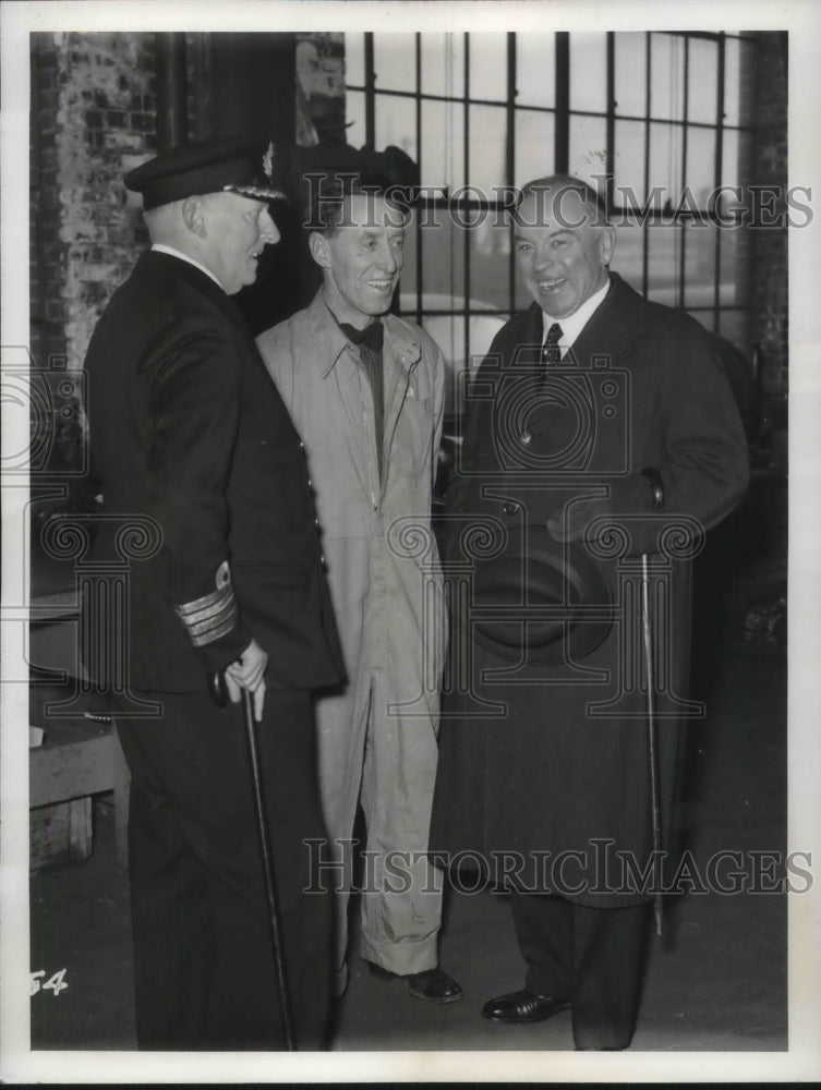 1940 Press Photo R Canadien premier Mackenzie King talks to machinists of Royal - Historic Images