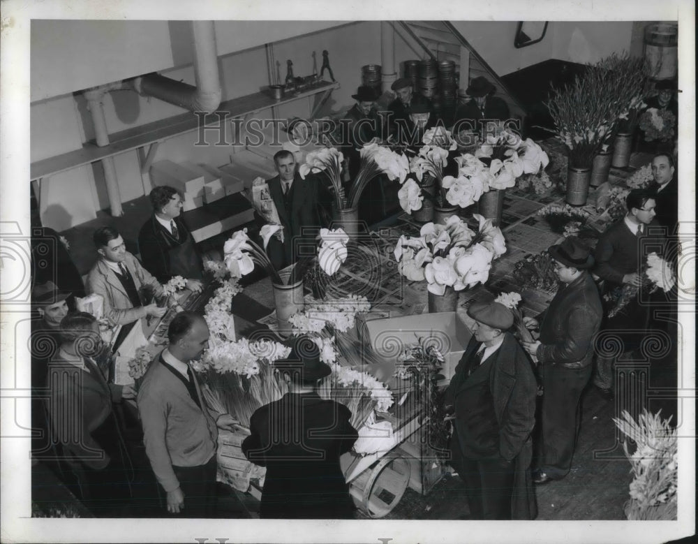 1942 People looking at Flowers - Historic Images