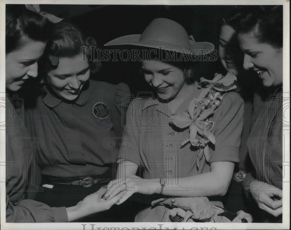 1941 Press Photo Pretty Student Mrs. James Bradley Shows Off Her Wedding Ring - Historic Images