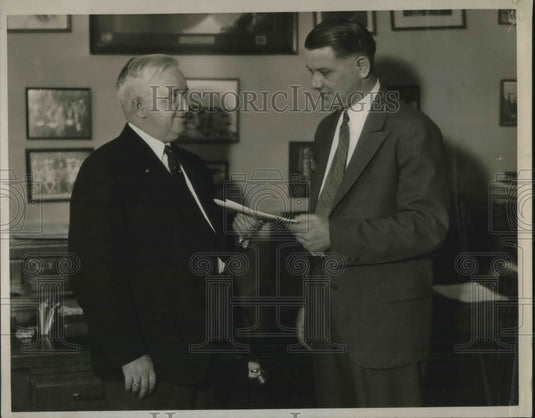 1932 Press Photo Thomas Cook Serves Mandate to William C. Schultz - Historic Images