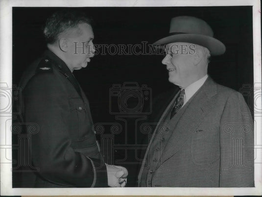 1943 Press Photo AFL President William Green Meets with Col. Lewis Sanders SSB - Historic Images