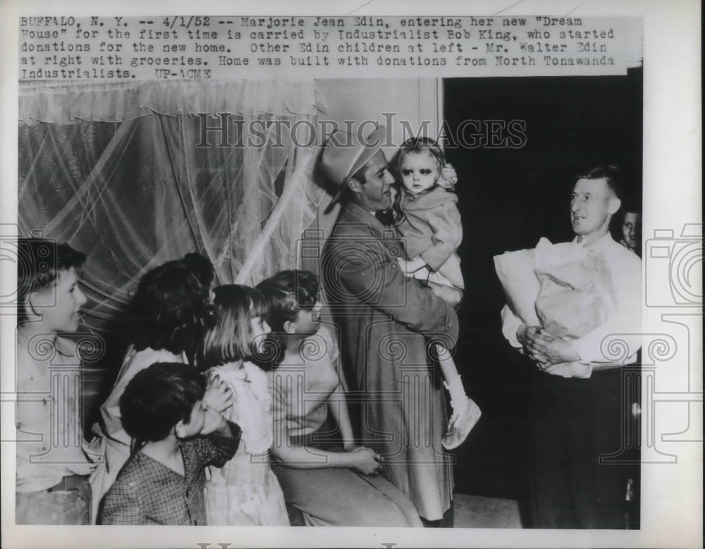 1952 Press Photo Bob King carries Marjorie Edin into her Dream House - Historic Images