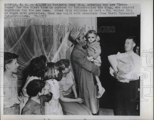 1952 Press Photo Bob King carries Marjorie Edin into her Dream House - Historic Images