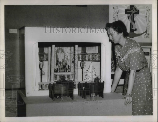 1942 Press Photo Miss Elizabeth Harding at Cuyahoga Heights Art Exhibit - Historic Images