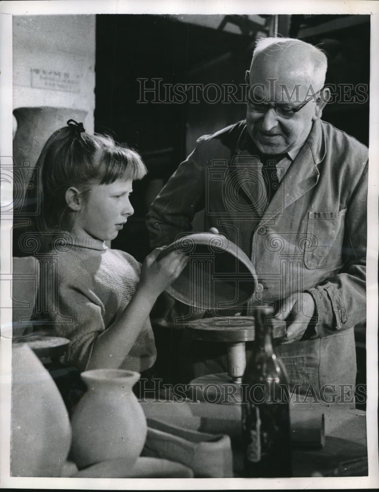 1956 Press Photo young ceramics teacher Gundula Kampmann in Berlin workshop - Historic Images