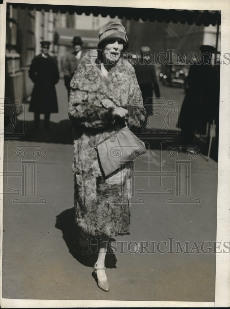 1926 Press Photo Socialite S.M.J. Colford Jr. Strolls Down Park Avenue in Fur - Historic Images
