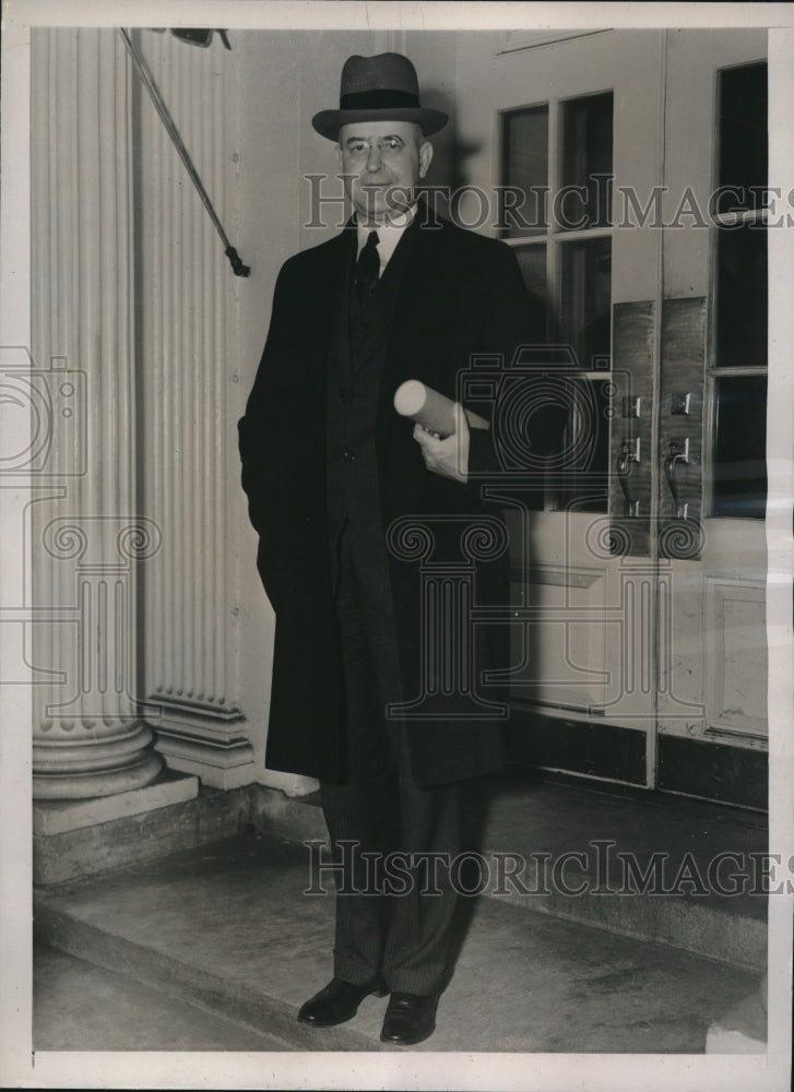 1938 Press Photo Associate Justice Stanley Reed Supreme Court Gets Honor Scroll - Historic Images