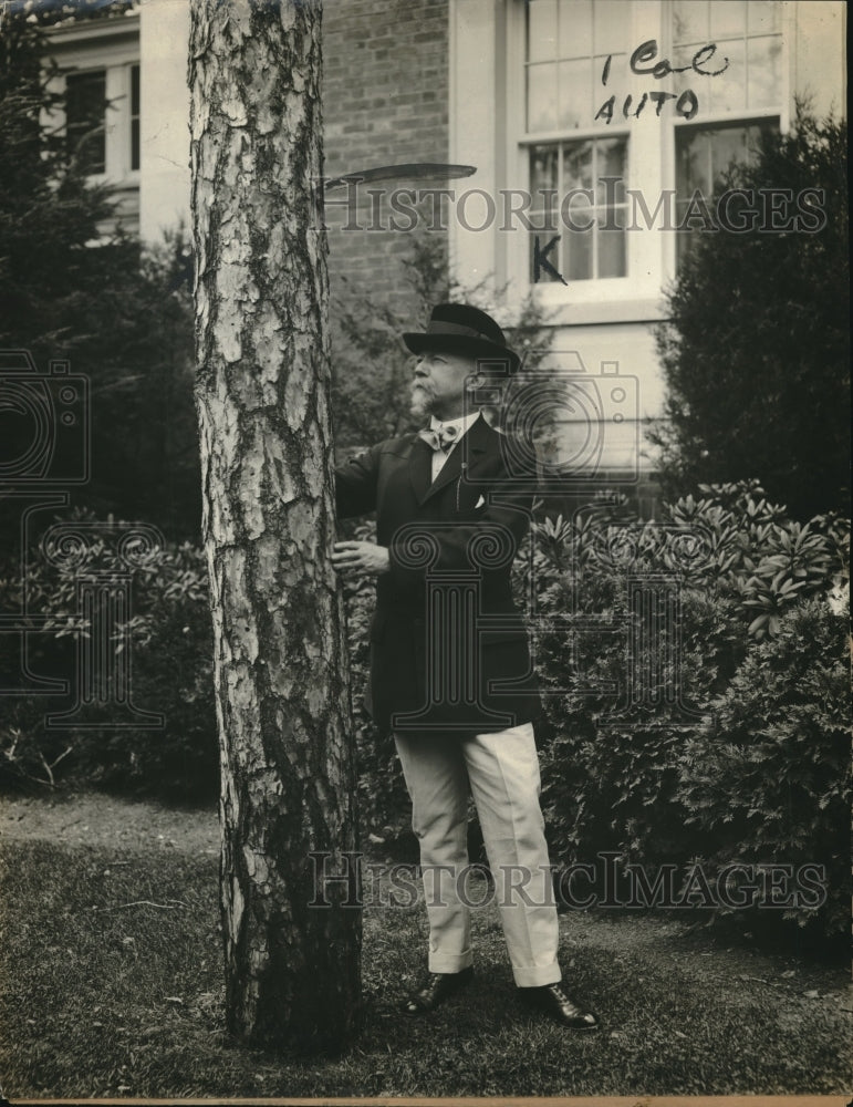 1990 Press Photo Charles Pack Forestry Association Prez Feels Up Tree at School - Historic Images