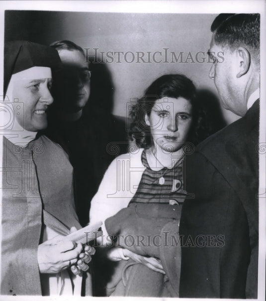 1957 Press Photo Kathleen McDonnel, 16-year-old Nurses' Aide, leaves court - Historic Images