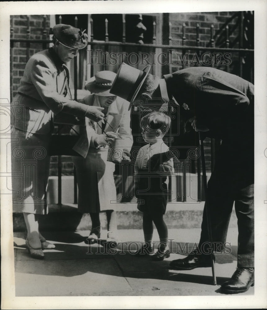 1930 Prime Minister Neville Chamberlain With Grandson With Flowers - Historic Images