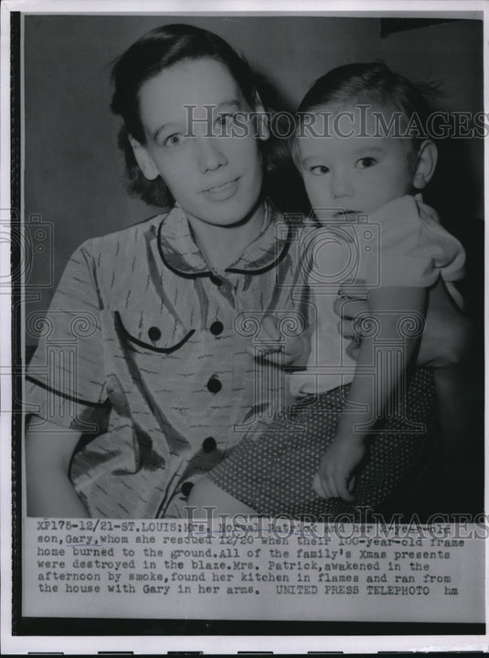 1954 Press Photo Christmas fire survivors Mrs.Norwal Patrick & son Gary - Historic Images