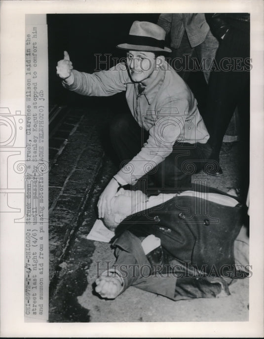 1950 Press Photo Hit & run victim Clarence Wilson aided by Stanley Kogut - Historic Images
