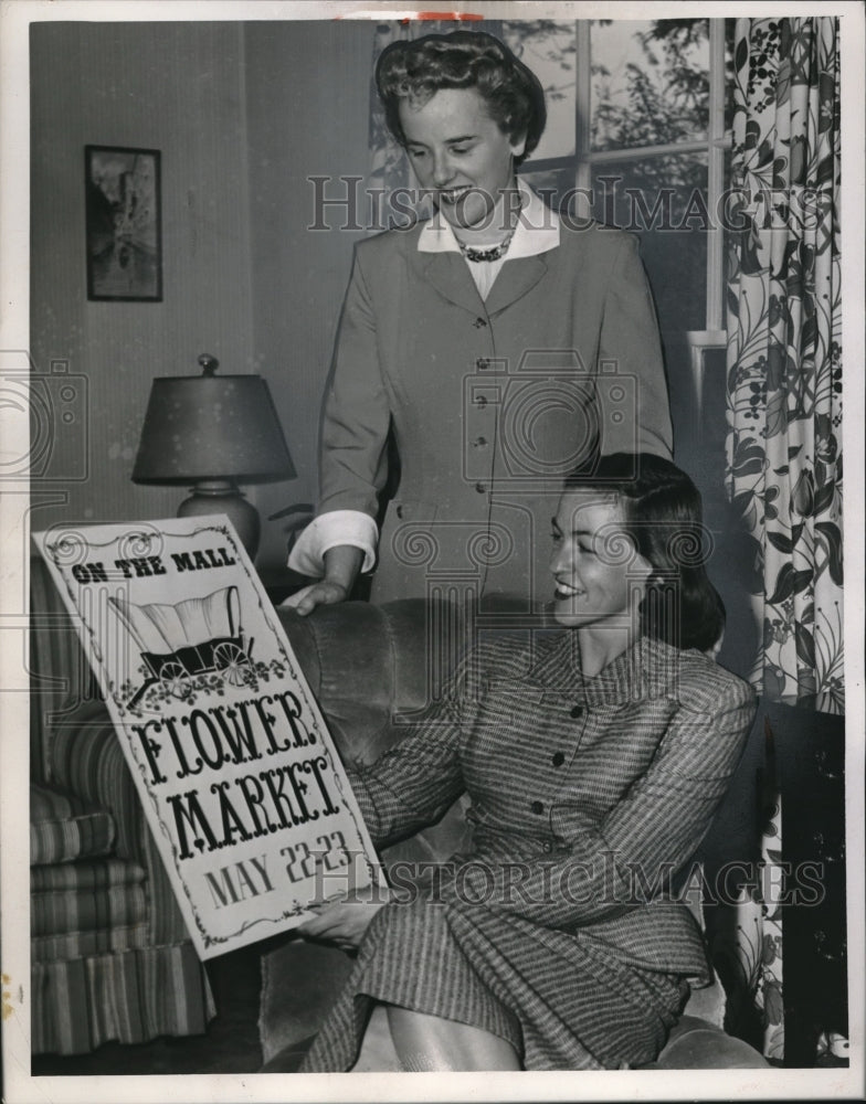 1953 Press Photo Mrs. John Butler, Mrs. Bruce Wheddin With Flower Market Posters - Historic Images