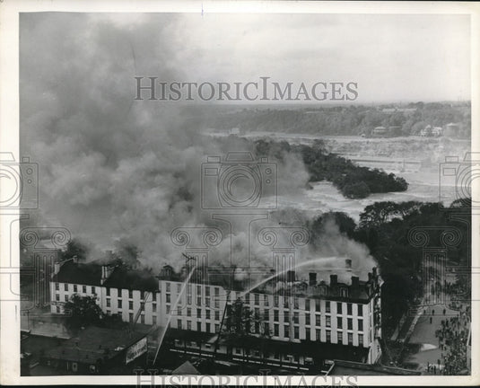 1945 Press Photo Cataract Hotel Fire In Nigara Falls - Historic Images