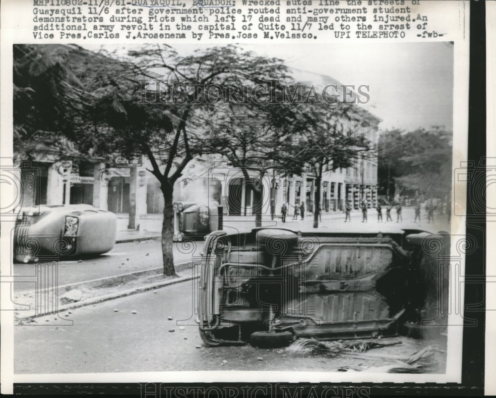 1961 Press Photo Wrecked Cars Line Streets Of Guayaquil Ecuador - Historic Images