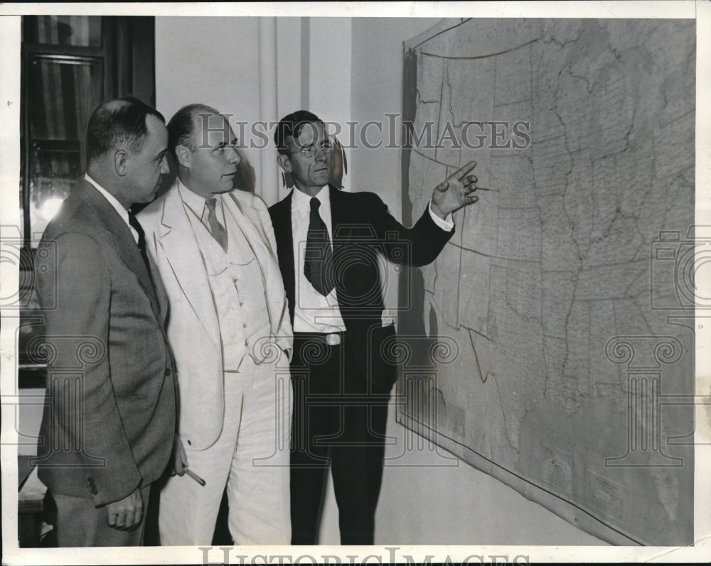 1934 Press Photo Col. Lawrence Westbrook et al discuss drought relief - Historic Images