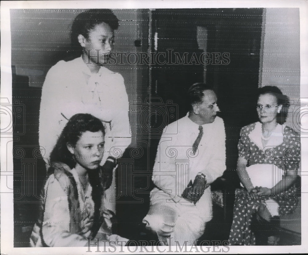 1950 Press Photo Maria Hertogh Dutch Child Bride Returned to Mother And Family - Historic Images