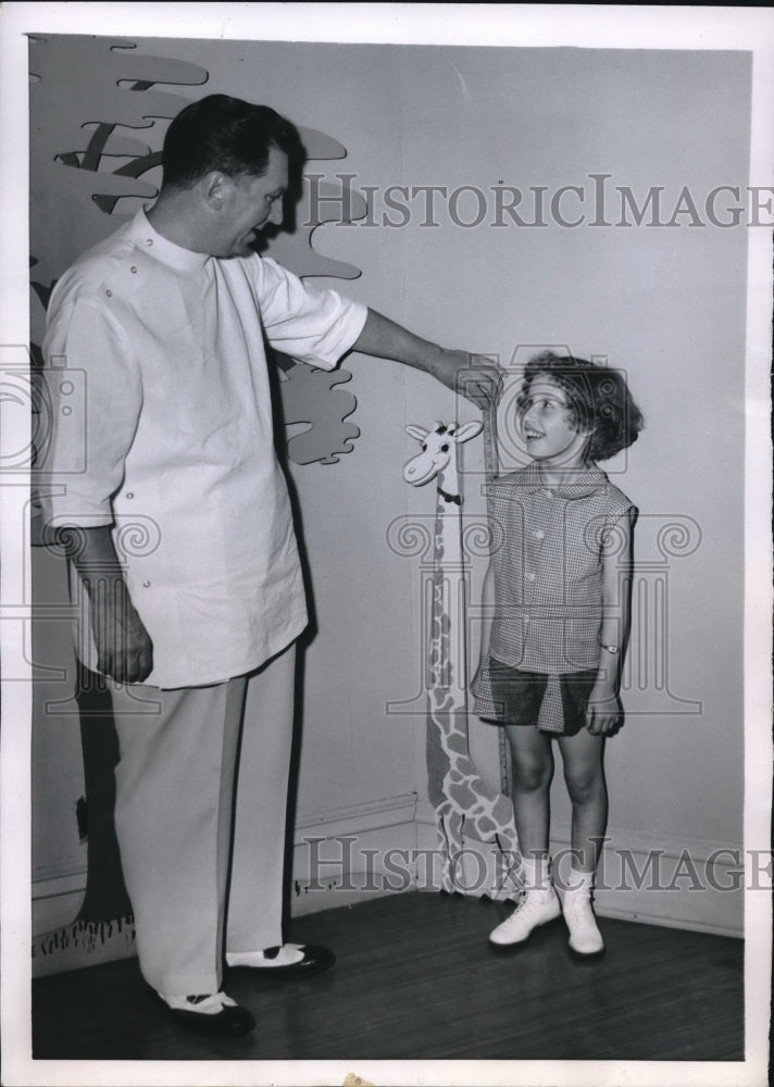 1954 Doctor Edward Connor USes Giraffe To Measure Child MS Patient - Historic Images