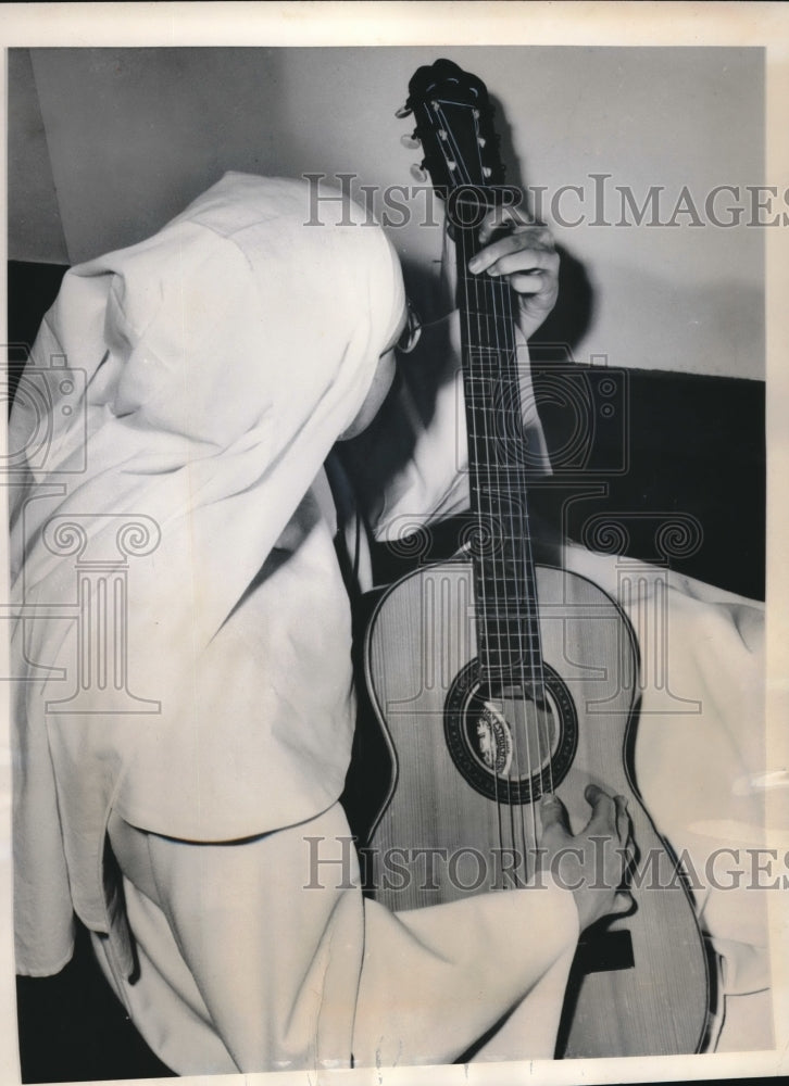 1964 Press Photo Sister Luc-Gabrielle Plays Guitar As She Sings Soeur Sourire - Historic Images