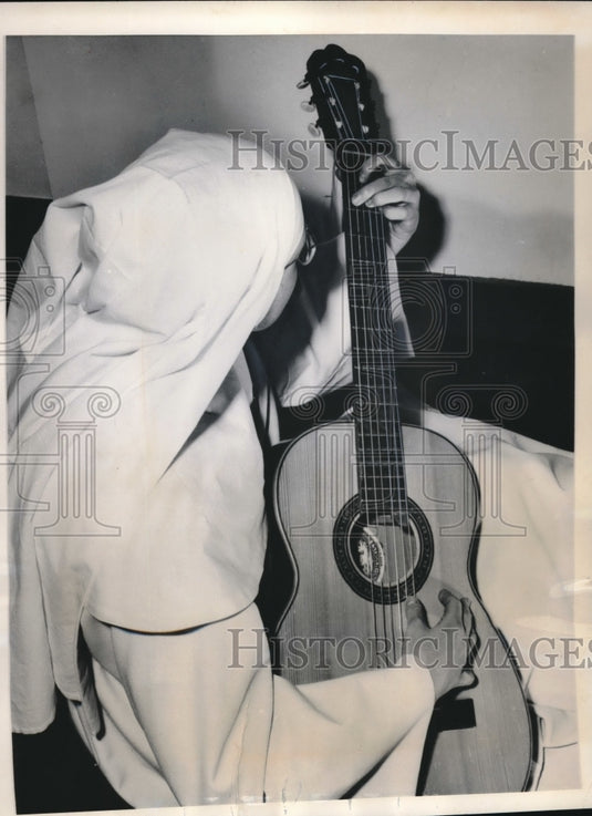 1964 Press Photo Sister Luc-Gabrielle Plays Guitar As She Sings Soeur Sourire - Historic Images