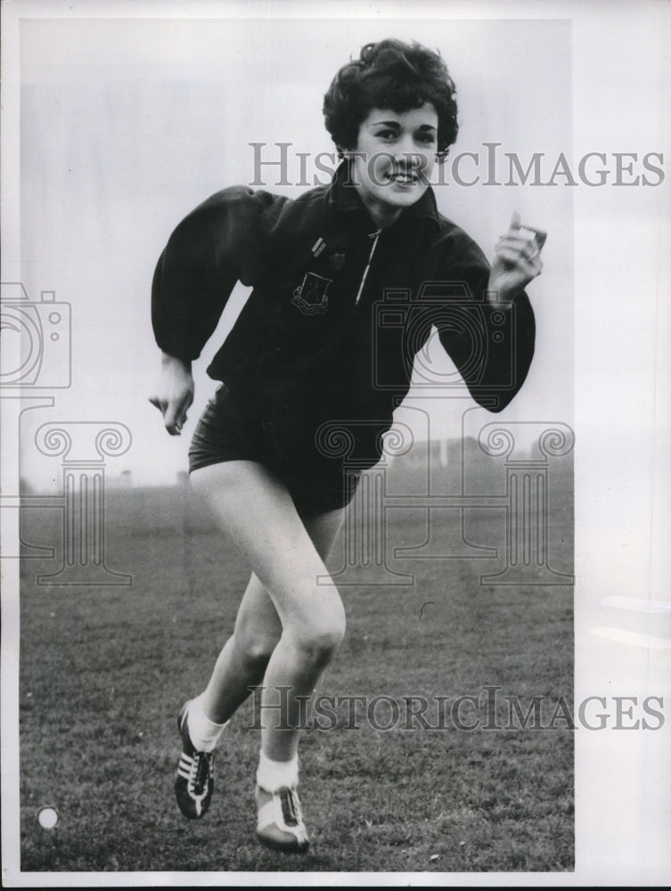 1961 Press Photo Valerie Bennett Holds 80 Yard Hurdles Title In Rainham Kent - Historic Images