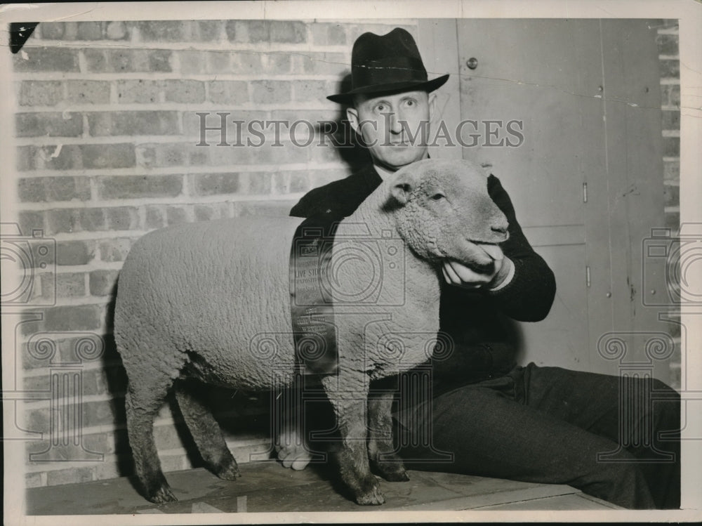 1937 Press Photo Foreman W J Hampton of University of Illinois with &quot;Repeater&quot; - Historic Images