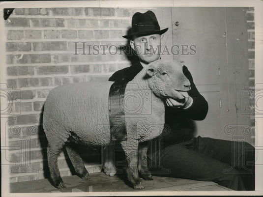 1937 Press Photo Foreman W J Hampton of University of Illinois with "Repeater" - Historic Images