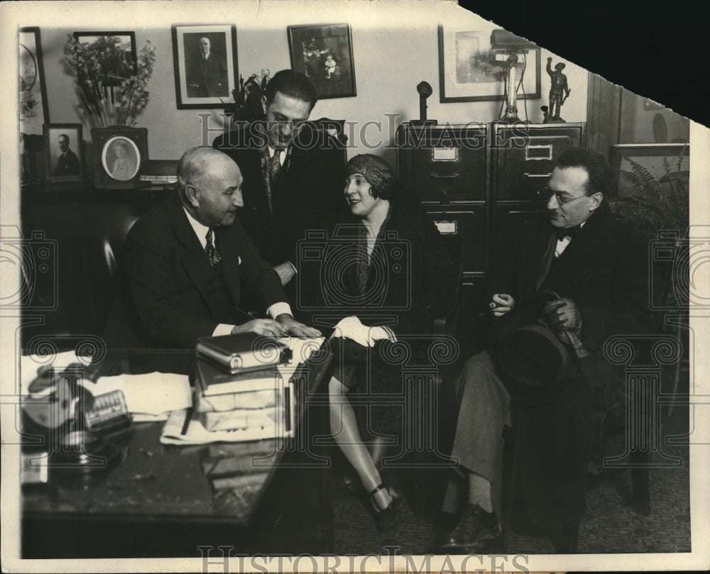 1928 Press Photo Robert Sweitzer signing marriage license-Historic Images