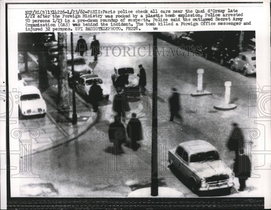 1962 Press Photo Police checking cars in Paris after bomb explosion - Historic Images