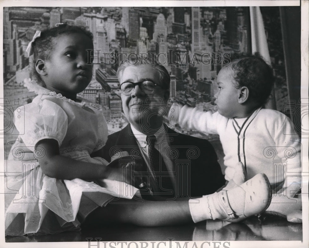 1957 Press Photo NY Welfare Commissioner Henry Mccarthy, Bobby Joe and Frances - Historic Images