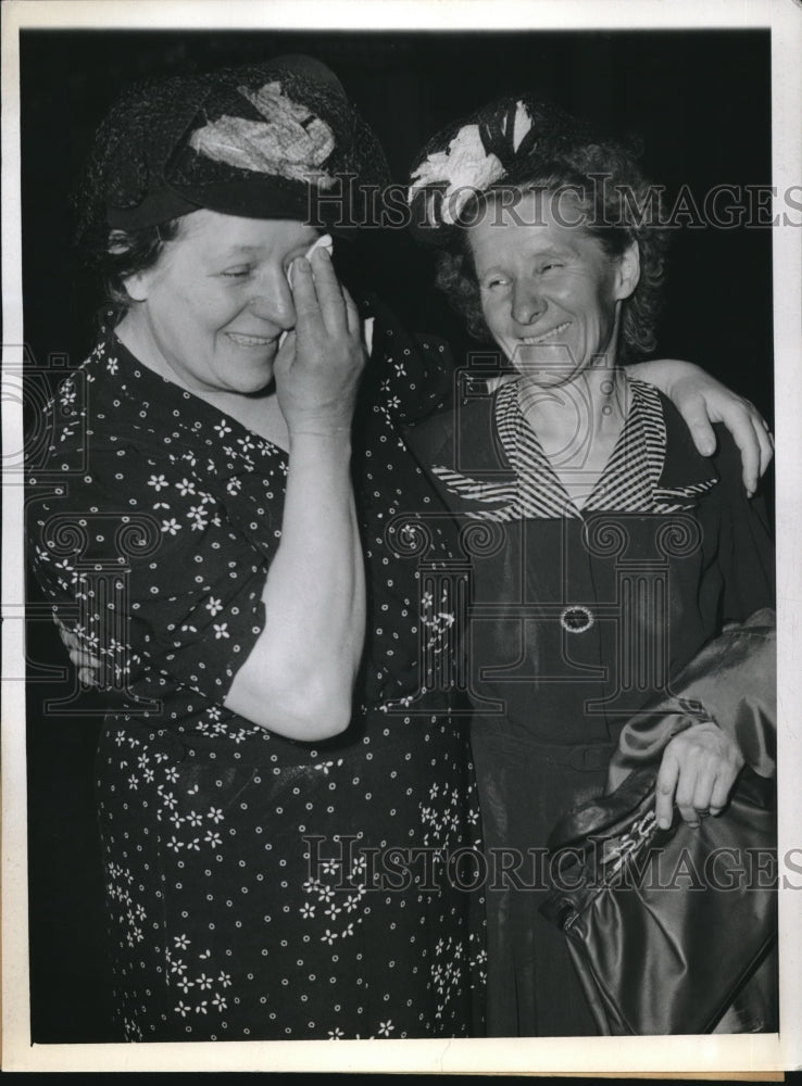 1943 Long Lost Sisters Mary Pappas &amp; Tekle Rohrack Meet For 1st Time - Historic Images