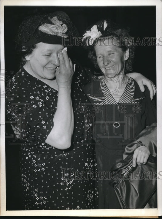 1943 Long Lost Sisters Mary Pappas & Tekle Rohrack Meet For 1st Time - Historic Images
