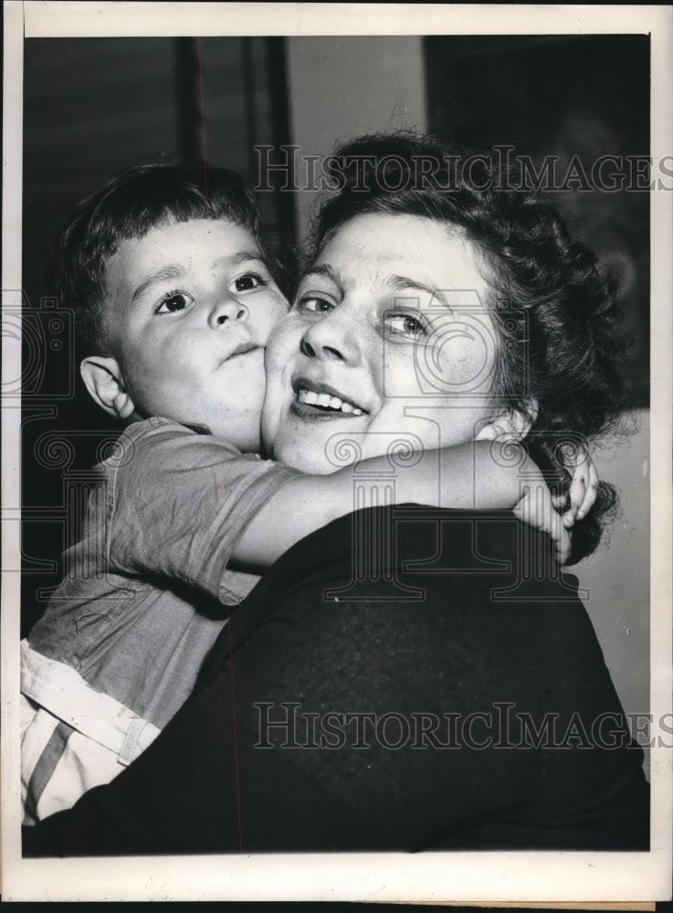 1946 Press Photo Mrs. LeRoy Lorenz with 19-month-old John Francis - Historic Images