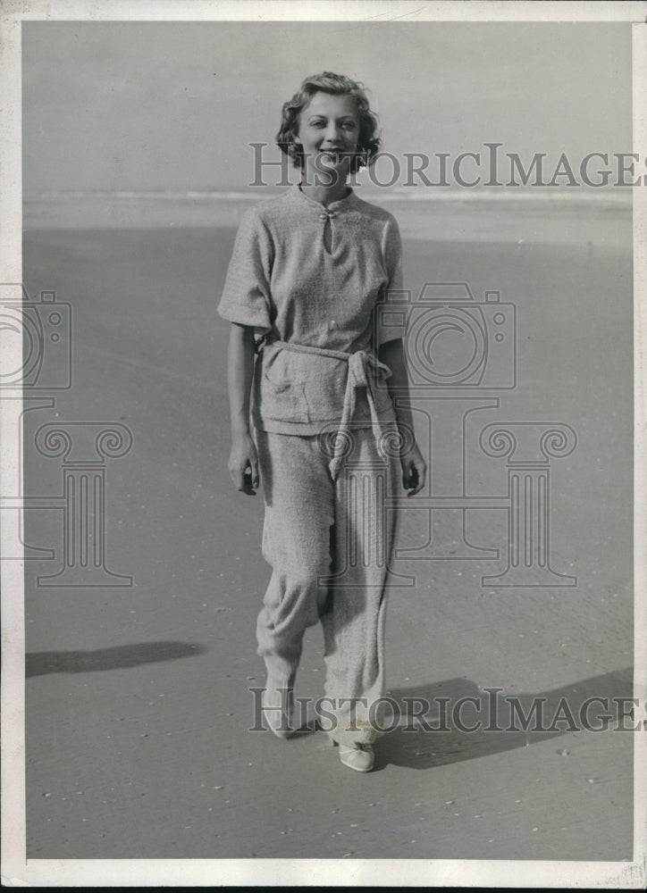 1933 Press Photo Miss Jane MacQueen attired in Smart Beach Pajamas - Historic Images