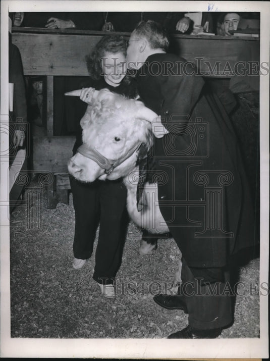 1946 Press Photo George Gillis bought Junior Grand Champion steer - Historic Images