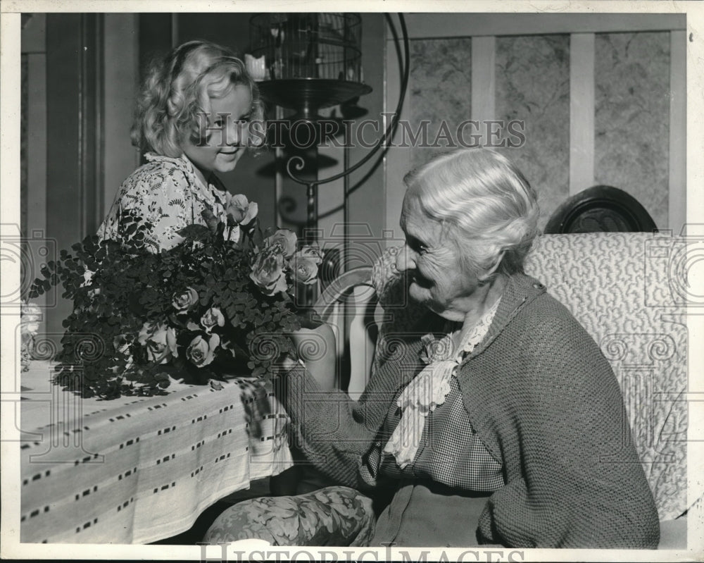 1938 Press Photo Mrs Jennie Corrigan Age 92 &amp; June Leyden Age 4 Talking - Historic Images