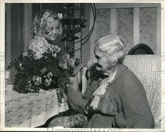1938 Press Photo Mrs Jennie Corrigan Age 92 & June Leyden Age 4 Talking - Historic Images