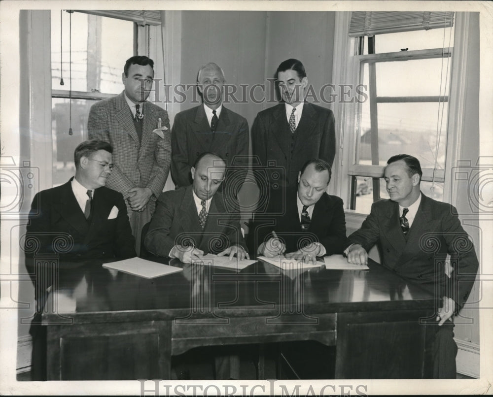 1946 Union &amp; Company will Arbitrate to Avert the Bust Strike New Yor - Historic Images